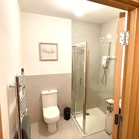 Newly Renovated Town House את'לון