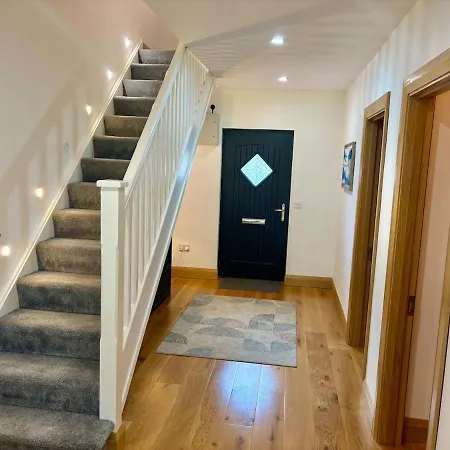 בית נופש Newly Renovated Town House *