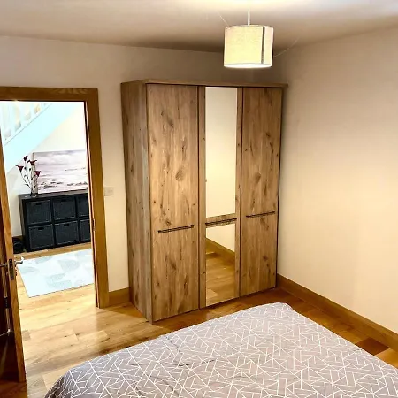 Newly Renovated Town House בית נופש את'לון