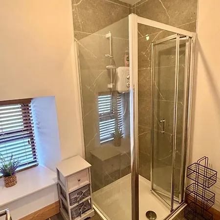 Newly Renovated Town House את'לון